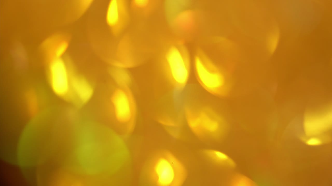 박이는 배경의 빠른 움직임, 황금빛 빛의 흐릿한 질감, 노란색 금색 니로 매이지 않는 질감