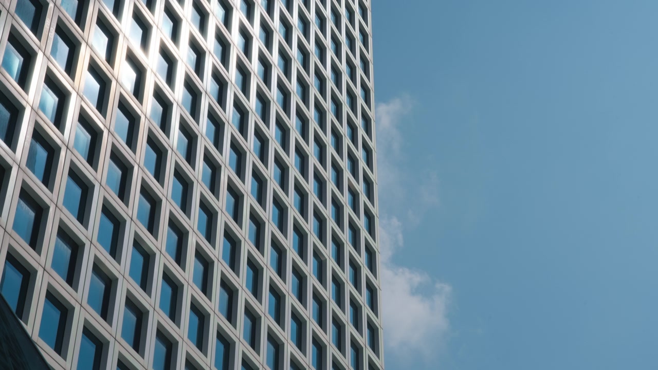 Nubes pasando por el edificio de oficinas.