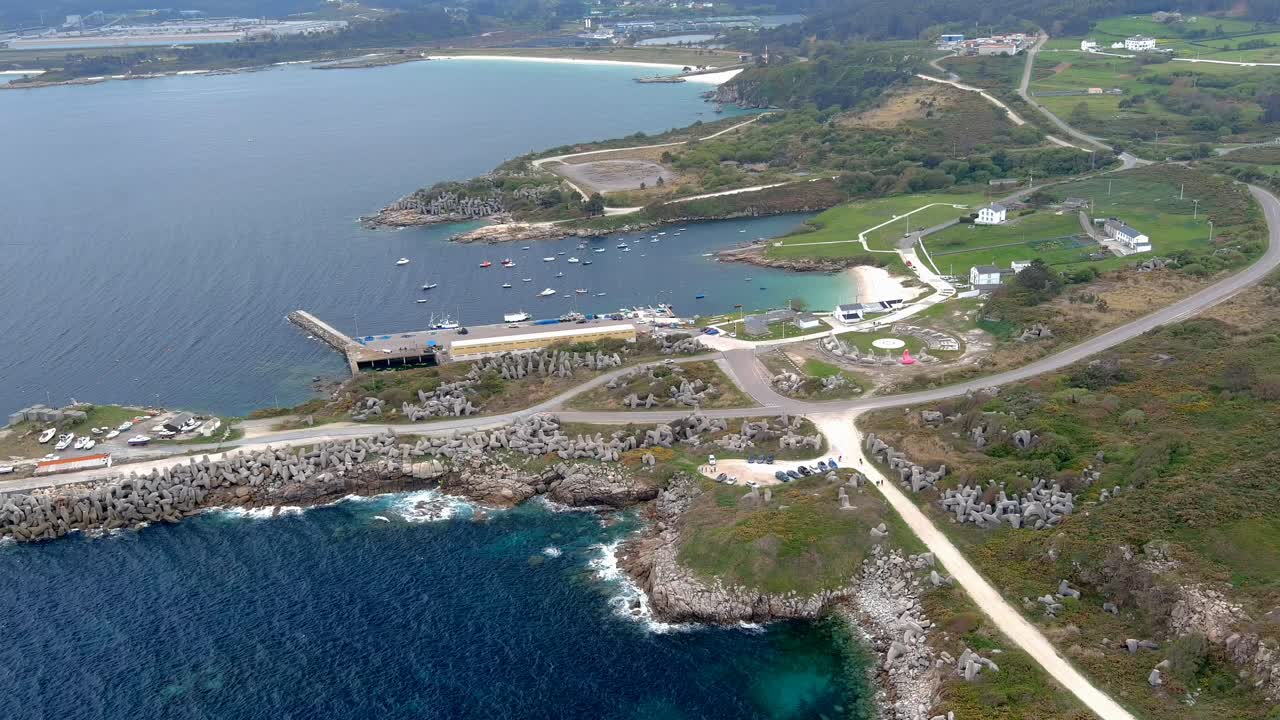 저녁 시간에 morás, xove, lugo, galicia, spain 지역의 종이 절벽이라고 불리는 지역 주변의 공중 후방 이동 샷