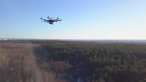 un avión no tripulado volando sobre un bosque