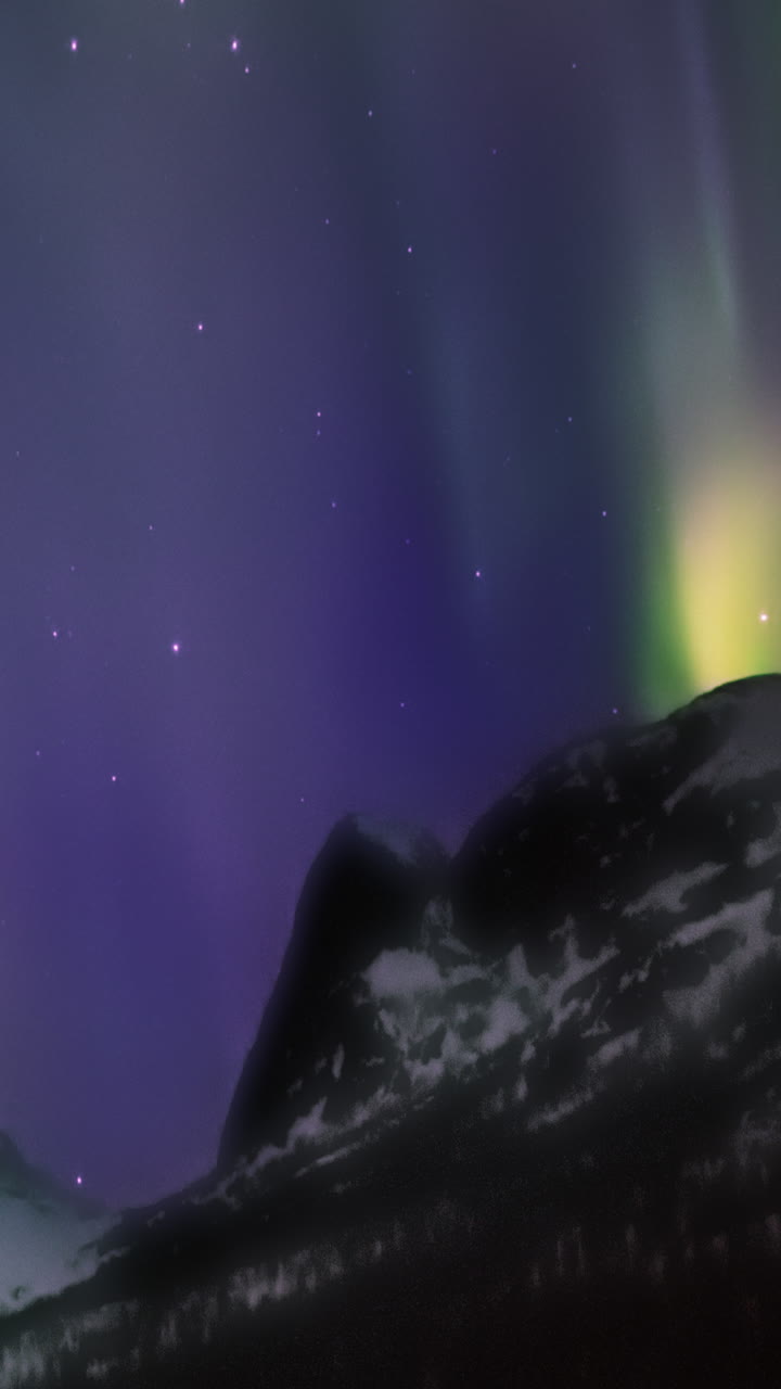 Colorate luci del nord danzano sopra un passo di montagna, PANORAMICA DA SINISTRA A DESTRA, TIMELAPSE