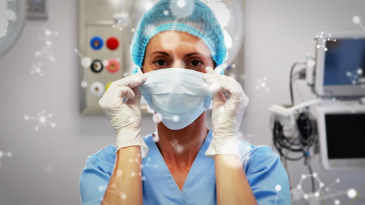 animación de moléculas sobre una doctora biracial que se pone una máscara facial