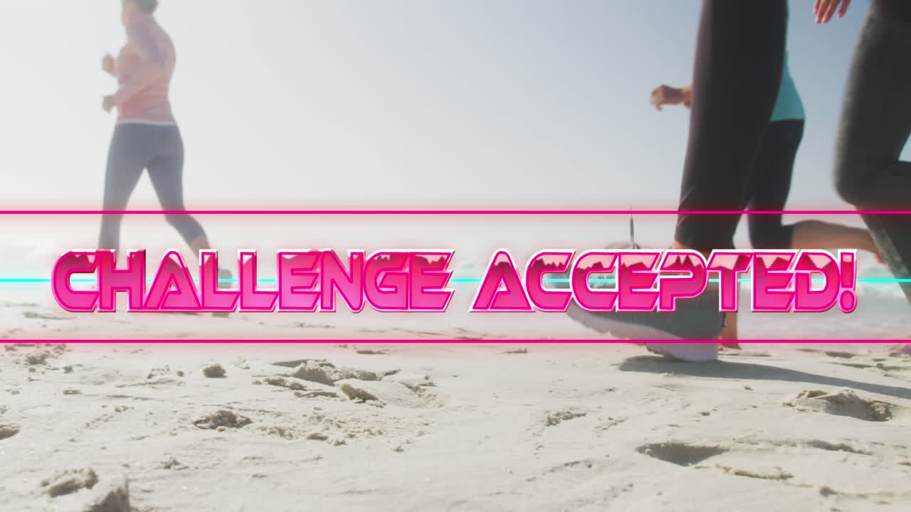 해변에서 달리는 여성들 위에서 반 ⁇ 이는 분홍색으로 텍스트 도전의 애니메이션이 받아들여졌습니다.