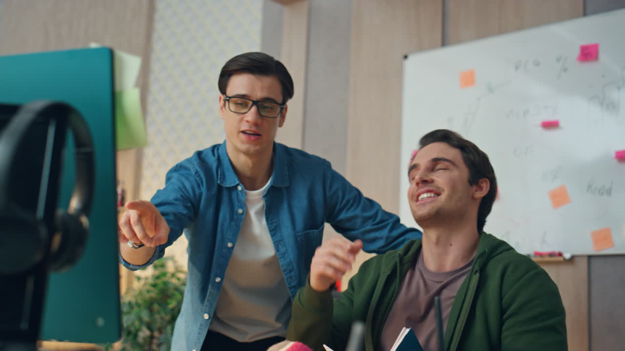 감정적 인 창작자 비디오 통화 사무실에서 컴퓨터 근접. 팀 비디오 채팅