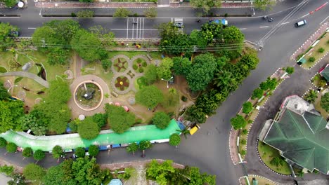 Hermoso-Parque-Verde-Vibrante-En-La-Ciudad-De-Magelang,-Vista-Aérea-De-Arriba-Hacia-Abajo