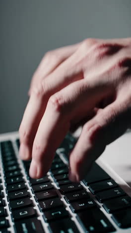 persona escribiendo en un teclado de portátil