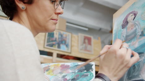 mujer pintando un retrato en un estudio de arte