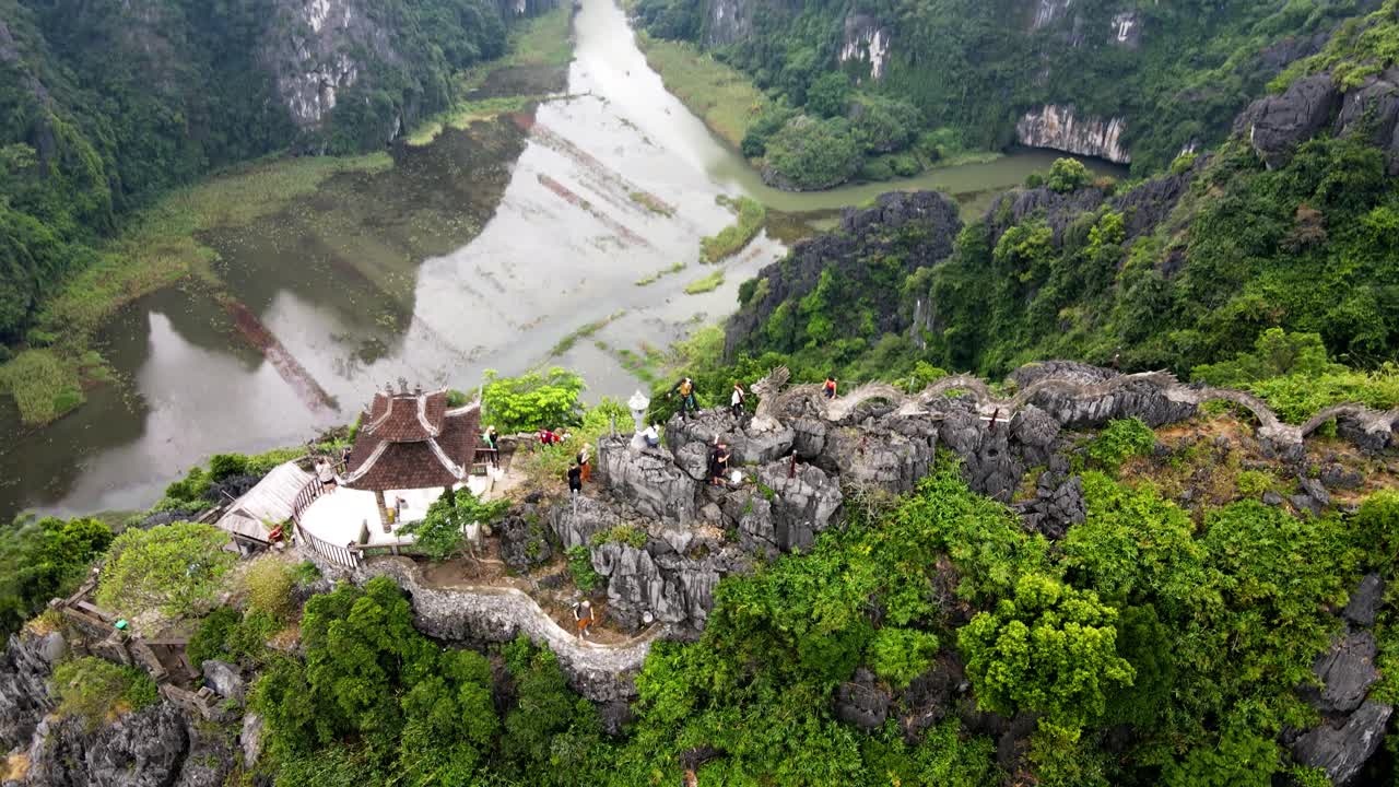 돌리 등을 들고 행 무아 관점을 따라 걷는 관광객의 공중 조감도, 계곡의 위로 기울기