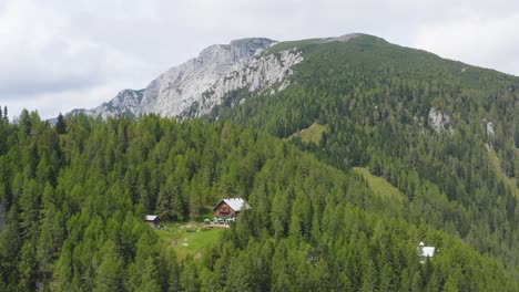 Vista-Aérea-De-La-Cabaña-De-Montaña-Dom-Na-Peci-En-Koroska-Rodeada-De-Bosques