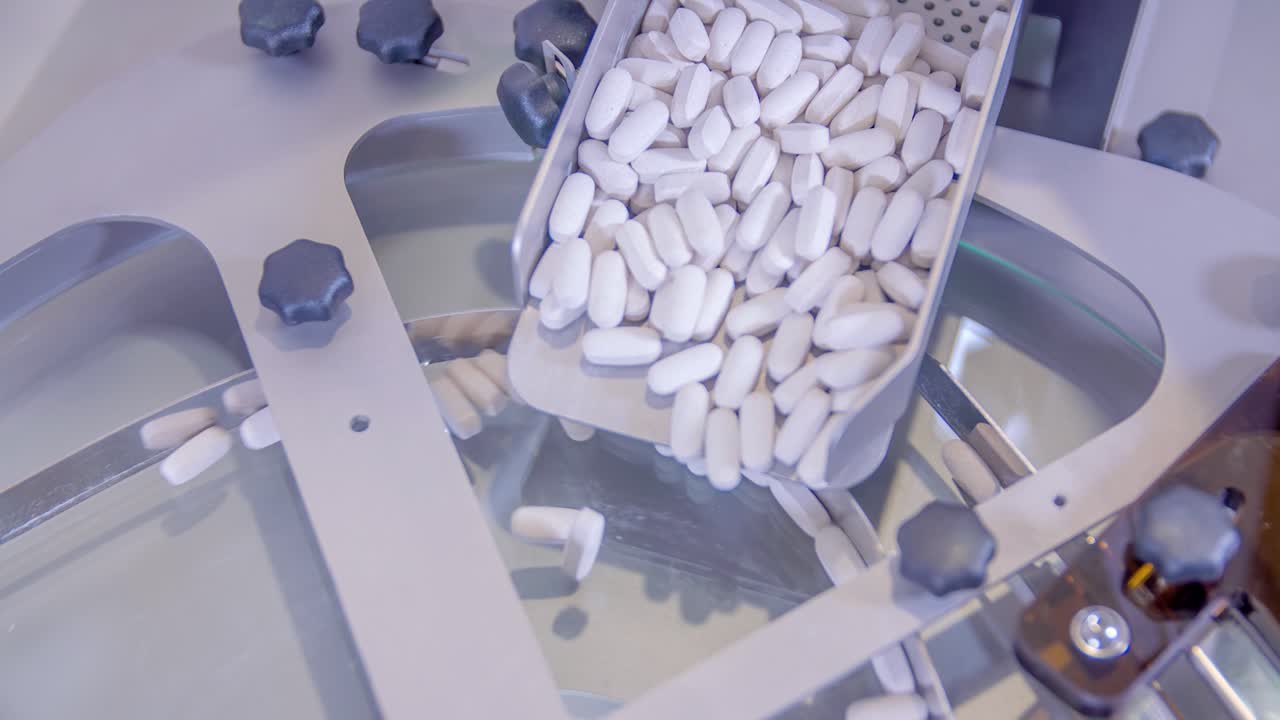 Production of capsules in pharmaceutical factory against covid-19 virus