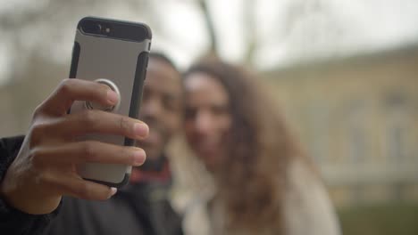 pareja tomándose un selfie juntos