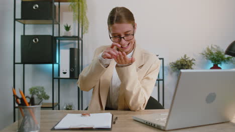 mujer de negocios comerciante de acciones ganando bitcoins después de monitoreo en línea operaciones comerciales, oficina