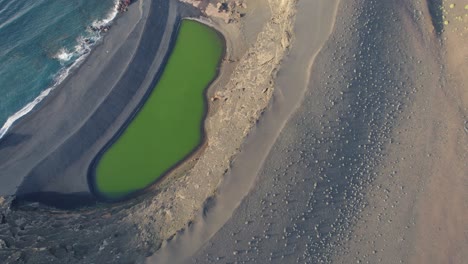 Hermosa-Antena-De-Lago-Verde-En-Lanzarote,-Islas-Canarias