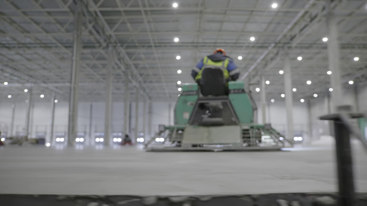 instalación de pisos de hormigón en un almacén