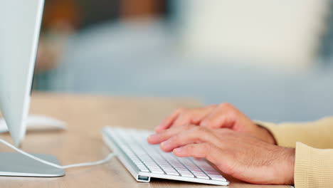 primer plano de las manos del agente de marketing escribiendo