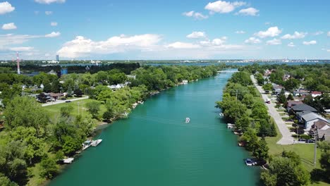 Sobrevuelo-Aéreo-Welland-Creek-En-Canadá-Cerca-De-Las-Cataratas-Del-Niágara-Durante-Un-Hermoso-Día-Soleado-Con-Barcos-En-Movimiento-Y-Nubes-En-Segundo-Plano.