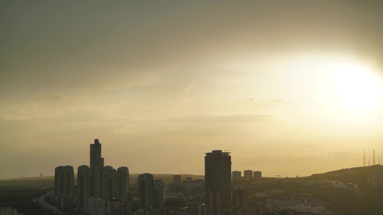Lapso de tempo de nuvens de tempestade se formando sobre o horizonte da cidade ao pôr do sol.
