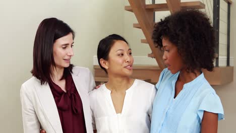 mujeres de negocios creativas hablando en la oficina