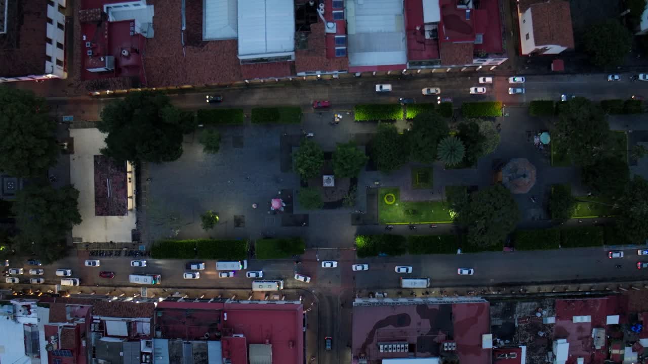 드론: 어두워지면서 우루아판 미초아칸 시내의 위에서 아래로 보이는 모습