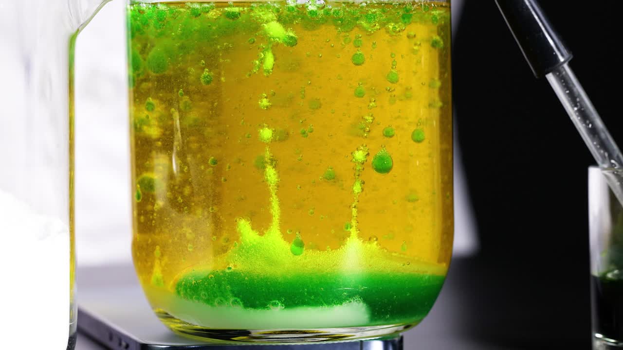 플라스크에서 다채로운 밀도 실험