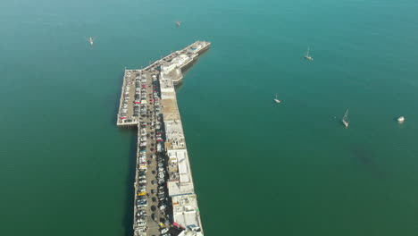 antena de muelle sobre el agua