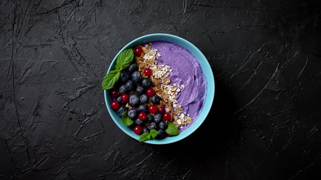 Konsep makanan sehat. Yogurt atau smoothie buah segar blackberry dan kismis dengan oat dan serpihan