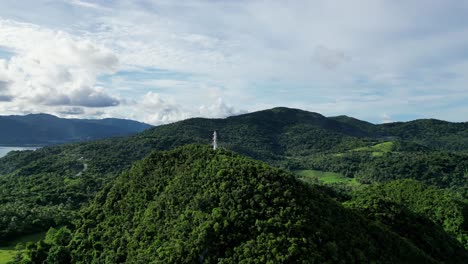 Rotando,-Estableciendo-Tomas-De-Drones-Del-Faro-De-La-Isla-En-La-Cima-De-Las-Colinas-Cubiertas-De-Selva-En-Bato,-Catanduanes