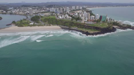 Playa-De-Duranbah-Con-Parque-De-Peligro-De-Punto-En-Tweed-Heads,-Nsw,-Australia---Toma-Aérea-De-Drones