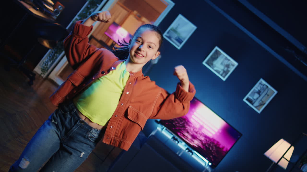 chica participando en las tendencias compartiendo contenido de su coreografía viral linda