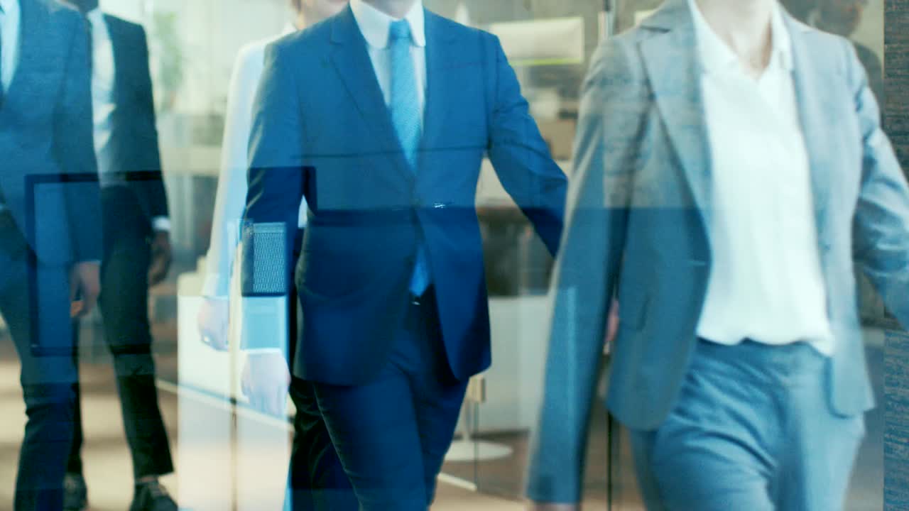 여성이 이끄는 대의원과 변호사 그룹이 기업 건물 복도를 자신감 있게 걸어가는 장면 - 스타일리시한 대리석과 유리 사무실에서 결단력 있는 사업가들의 다문화적 군중.