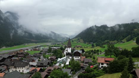 Empujando-Hacia-La-Iglesia-De-Saanen,-Berna,-Suiza---Hermoso-Paisaje-Suizo