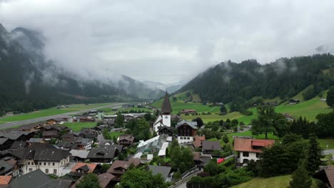 empujando hacia la iglesia de saanen, berna, suiza - hermoso paisaje suizo