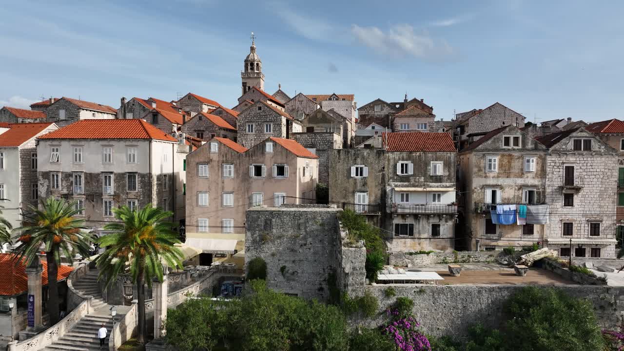 Un'incantevole vista delle storiche case in pietra di Korčula, dei tetti rossi e delle serene atmosfere costiere