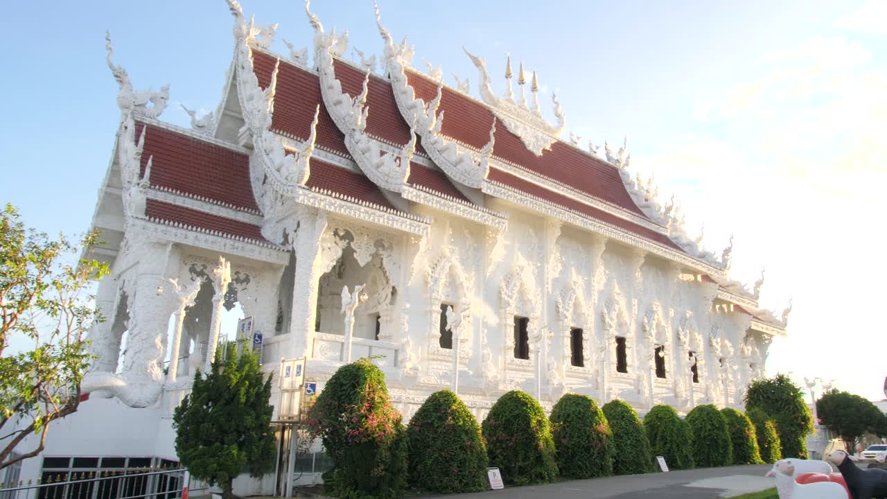 Splendido tempio Wat Huay Pla Kang in piena luce del giorno, che riflette pace