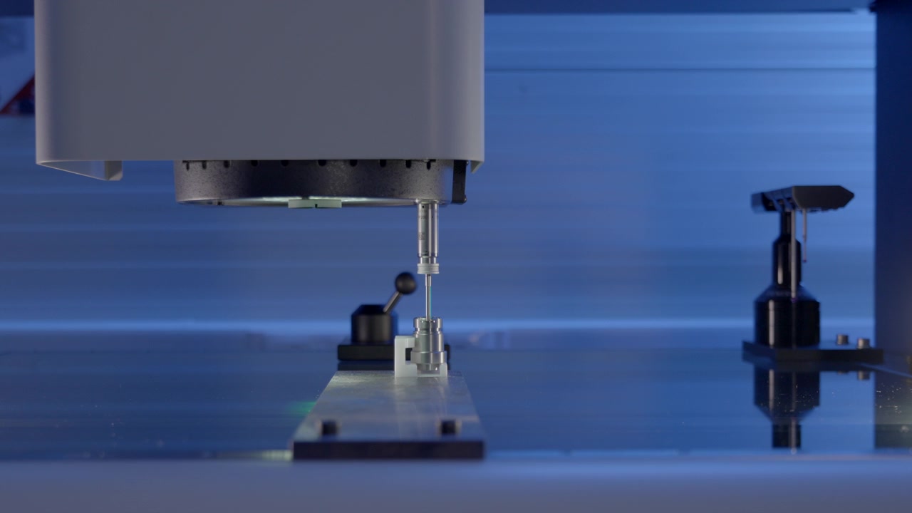 Processo di ispezione SmartScope ad alta precisione che misura un componente meccanico lavorato a CNC per il controllo qualità industriale.