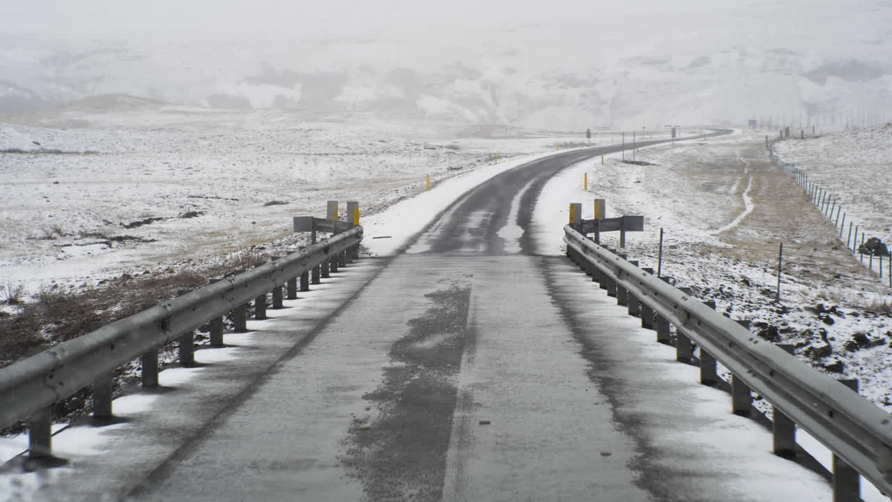 아이슬란드 슬로우 모션의 경치 좋은 빈 도로