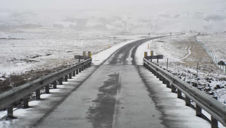 escénica carretera vacía en cámara lenta de islandia