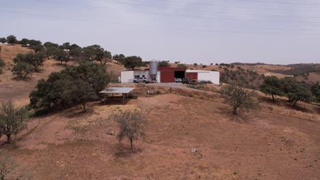almacén en zona rural de alentejo portugal - toma aérea de drones