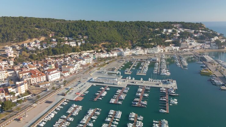 immagini aeree con drone della posizione di estarit di fronte alle isole medes a girona spagna catalunya