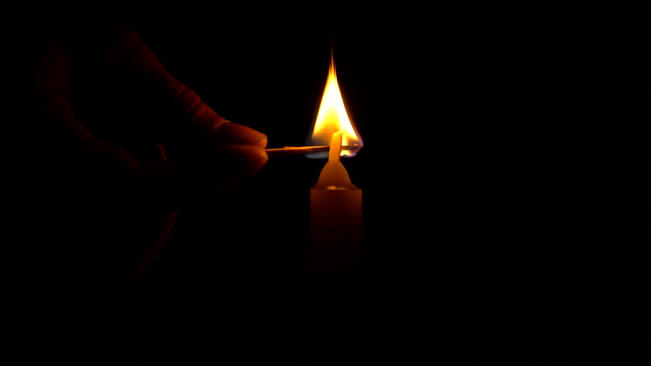 단 하나의  불이 불고, 기억이나 축제의 배경이나 일러스트레이션으로 사용하기 위해 루프를 고, 바람이 불꽃을 끄려고하지만 매번 회복됩니다.