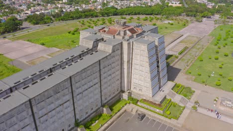 Aerial-drone-ascending-over-Faro-a-Colon-in-Santo-Domingo,-Dominican-Republic