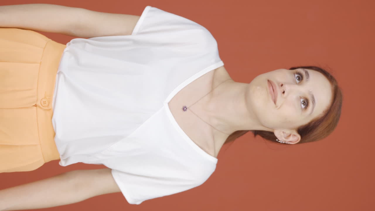 vídeo vertical de la mujer que suspira y se hincha de aburrimiento.