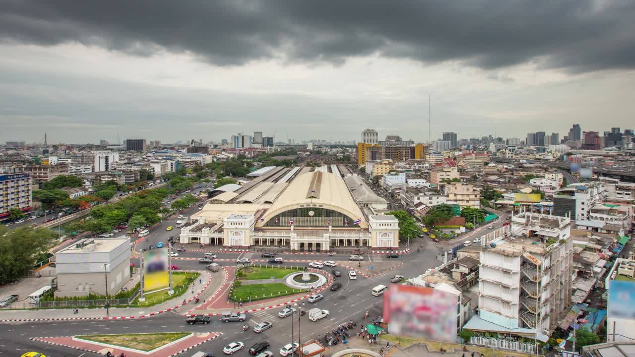 zoom de lapso de tiempo de 4k: nubes de lluvia en la estación de tren de bangkok en bangkok, tailandia