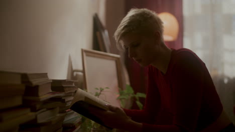 mujer leyendo un libro en casa