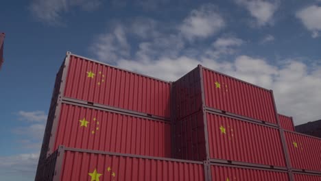 los contenedores con bandera china se encuentran en la terminal de contenedores. concepto de exportación o importación de china, 4k