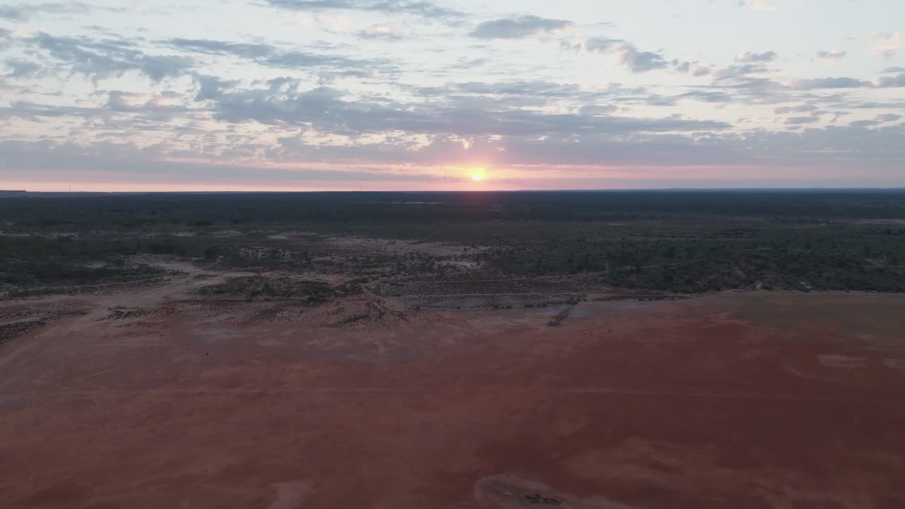 Uzak Batı Avustralya taşrası üzerinde gün doğumunu gösteren drone çekimi.