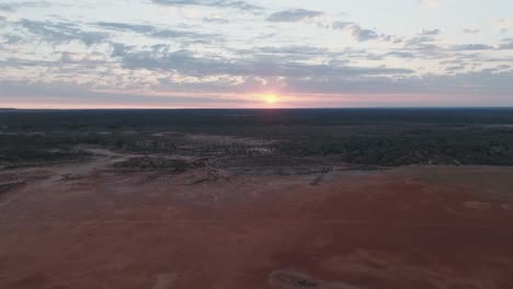 Clip-De-Un-Dron-Que-Muestra-El-Amanecer-Sobre-El-Remoto-Interior-De-Australia-Occidental