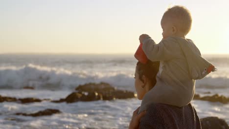 Mutter-Spielt-Mit-Ihrem-Kleinen-Jungen-Am-Strand-4k