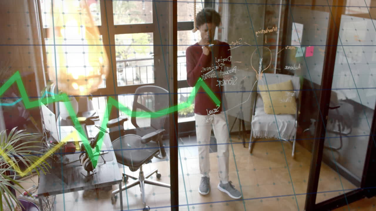 animación del procesamiento de datos sobre un empresario afroamericano en el cargo