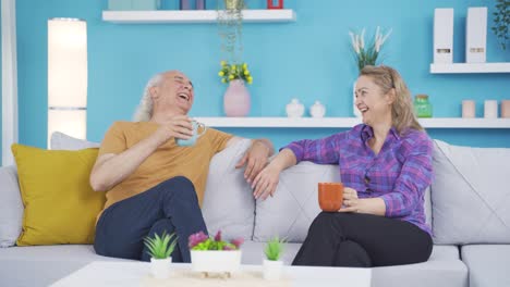 una pareja feliz disfrutando de un café en casa.